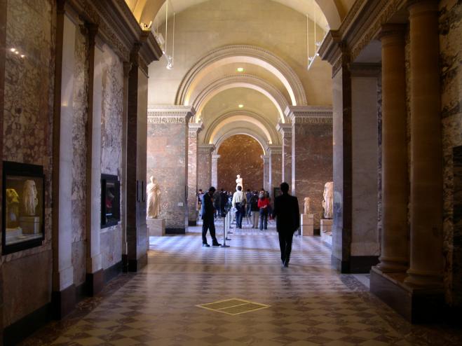  couloir du musée du Louvre